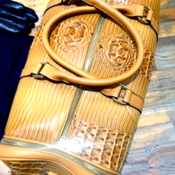 Giovanni leather duffle bag,LV driving gloves and scarf - Picture 4 of 5